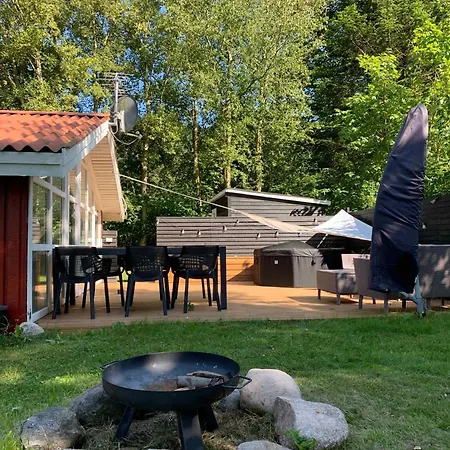 Cosy Summer House Close To Woods And Town Holiday home *