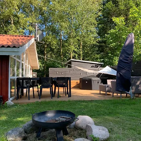 Cosy Summer House Close To Woods And Town Holiday home *